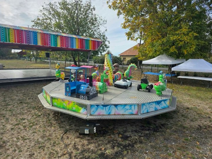 Detský kolotoč s vláčikom, autíčkami a drakom