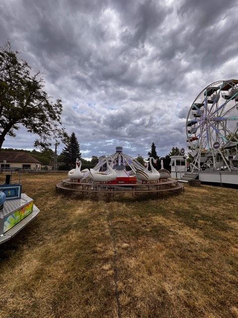Lunapark s kolotočmi a ruským kolesom