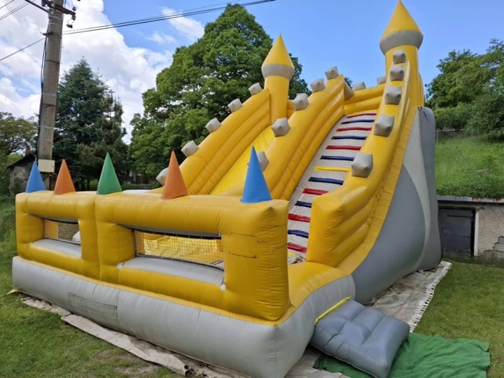 Žltý nafukovací hrad so šmykľavkou